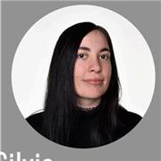 Profesora de catalán imparte clases a niños de todas las edades